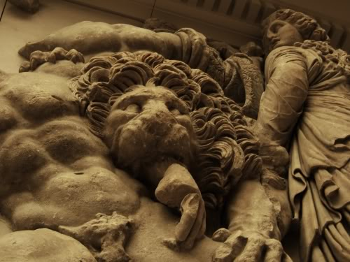 pergamon_lion_eats_hand